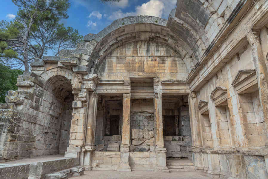 Francia - Nimes 057 - Templo de Diana.jpg